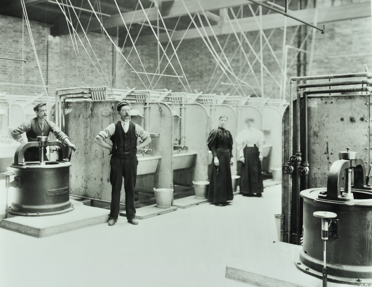 Boundary Street : intérieur de la buanderie, personnes travaillant avec des machines, Londres, 1897 - English Photographer