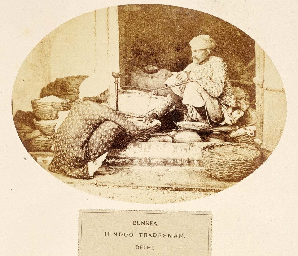 Bunnea, commerçant hindou, Delhi, de The People of India, par J. Forbes Watson, publié en 1868 - English Photographer