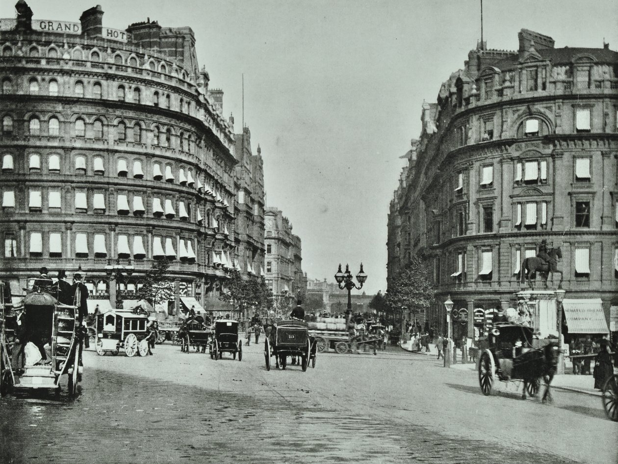 Charing Cross, Westminster LB : Northumberland Avenue depuis Trafalgar Square et Charing Cross, 1890 - English Photographer