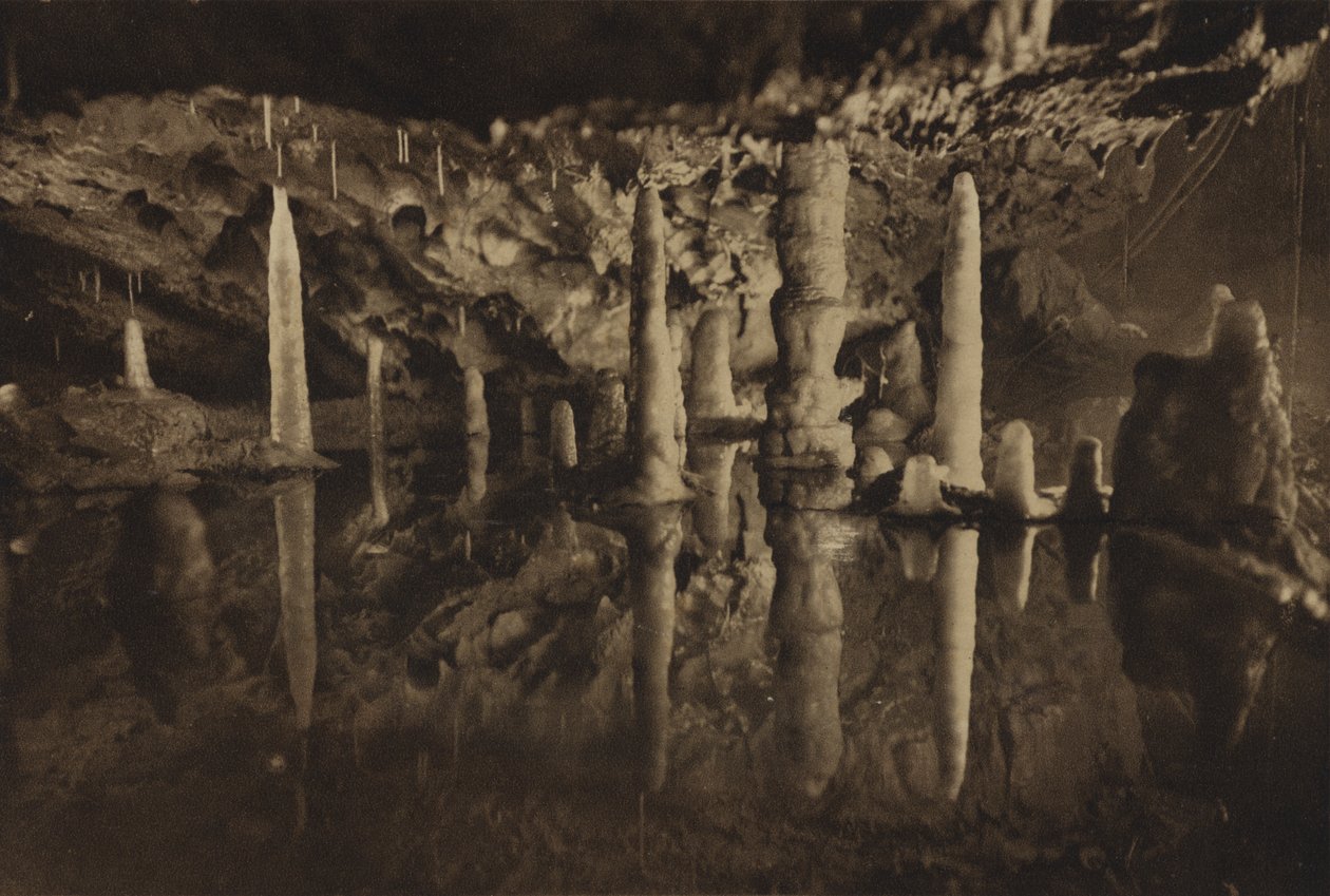 Grottes de Cheddar : Piliers de stalagmites, un beau groupe réfléchi (photo n/b) - English Photographer