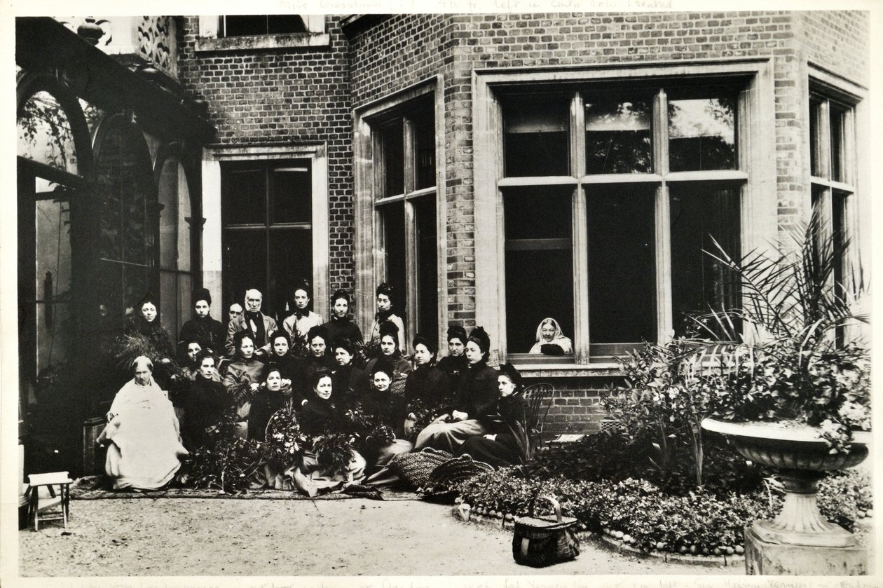 Florence Nightingale, Sir Harry et Lady Verney, et les infirmières Nightingale à Claydon House, 1886 - English Photographer