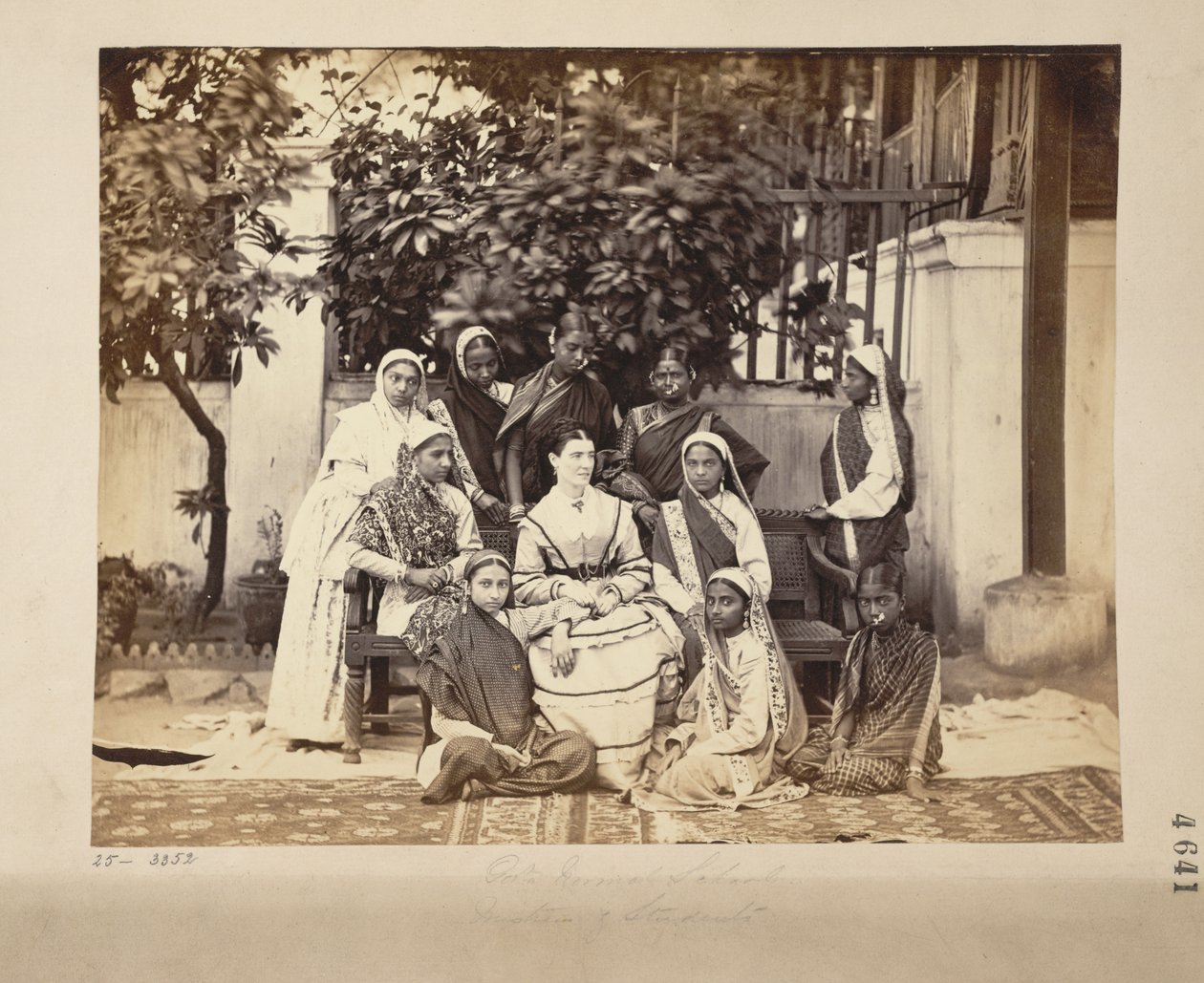 Groupe de maîtresses et élèves de l
