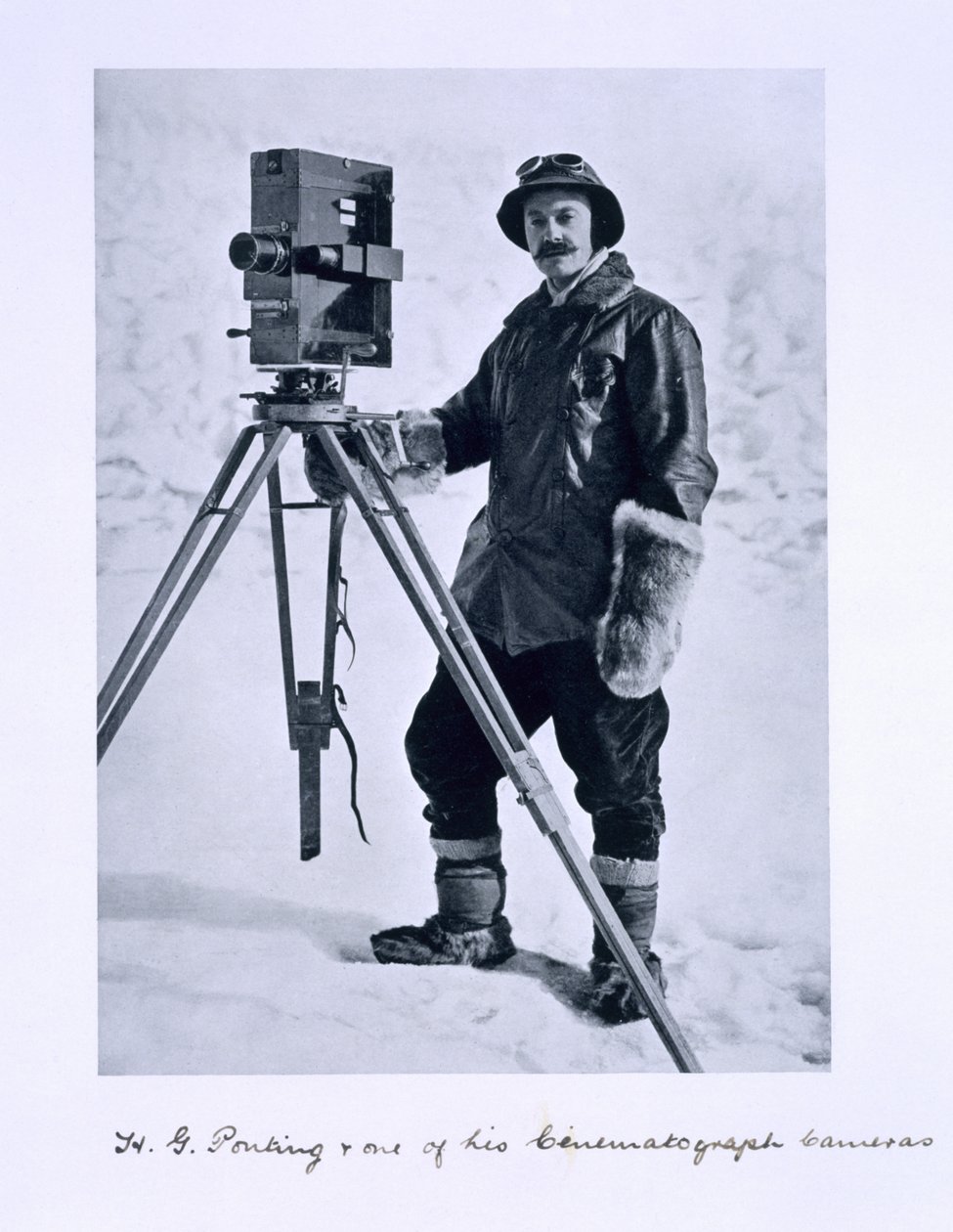 Herbert Ponting (1870-1935) avec une caméra cinématographique lors de l