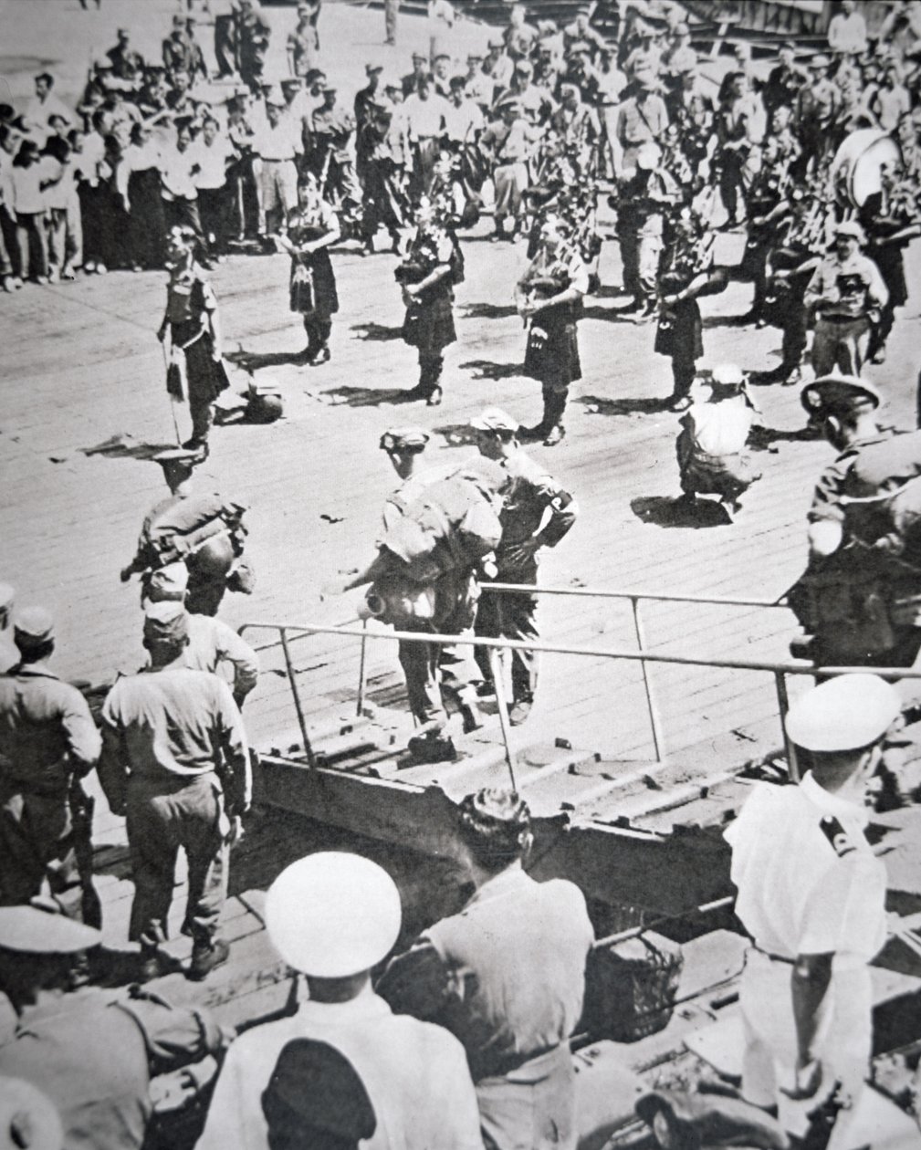Joueurs de cornemuse en kilt débarquant du 1er Bataillon Argyll et Sutherland Highlanders du HMS Ceylon à Pusan, 29 août 1950 - English Photographer