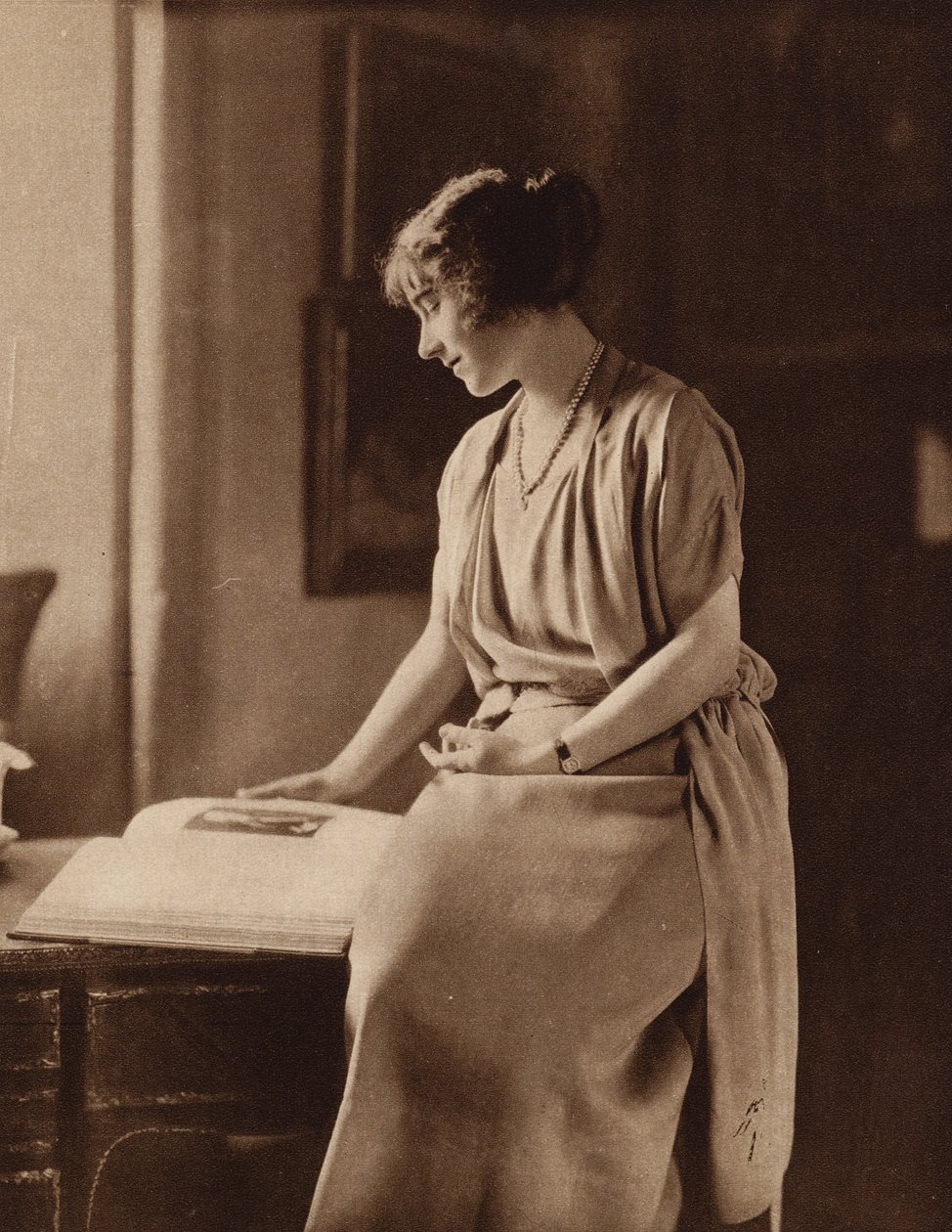 Lady Elizabeth Bowes-Lyon, future reine consort du roi George VI - English Photographer