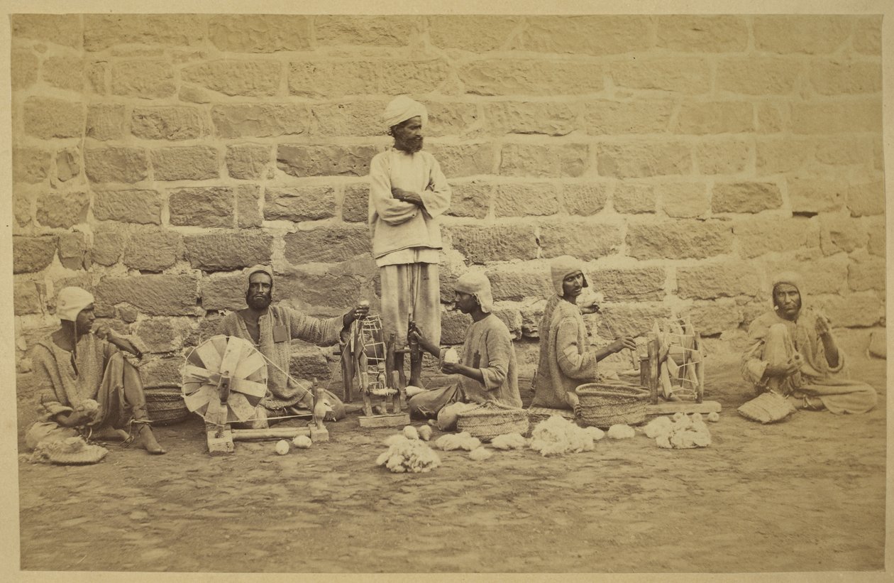 Prisonniers mâles enroulant du coton sur des rouets dans la prison de Karachi - English Photographer