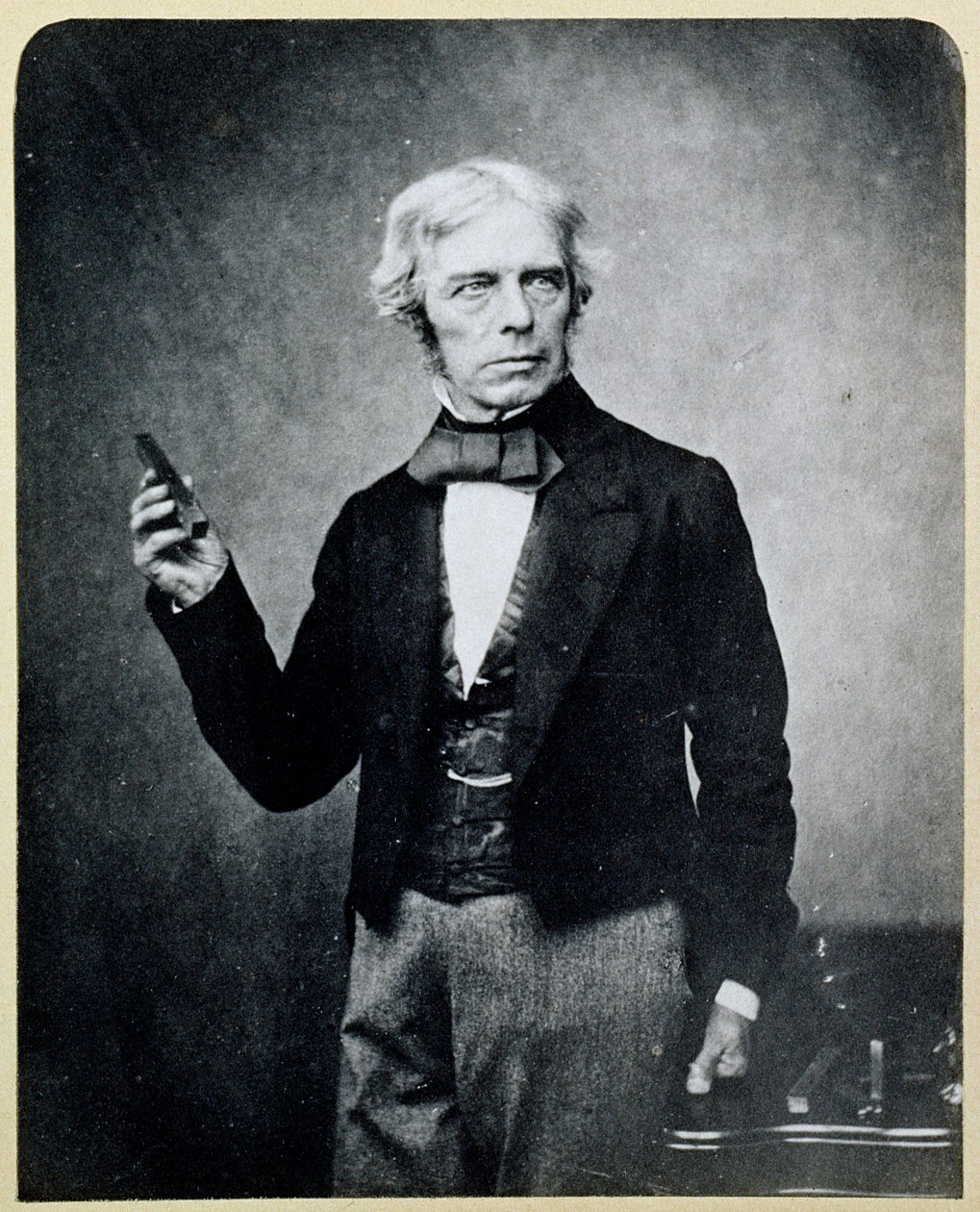 Michael Faraday tenant un aimant en barre, par Maull et Polyblank - English Photographer