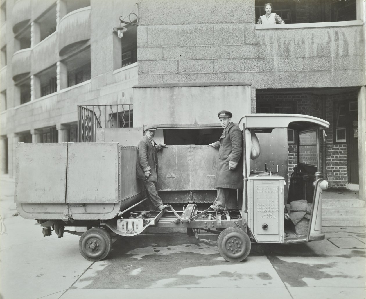 Ossulston Estate : éboueurs vidant un conteneur au bas de la goulotte à ordures - English Photographer