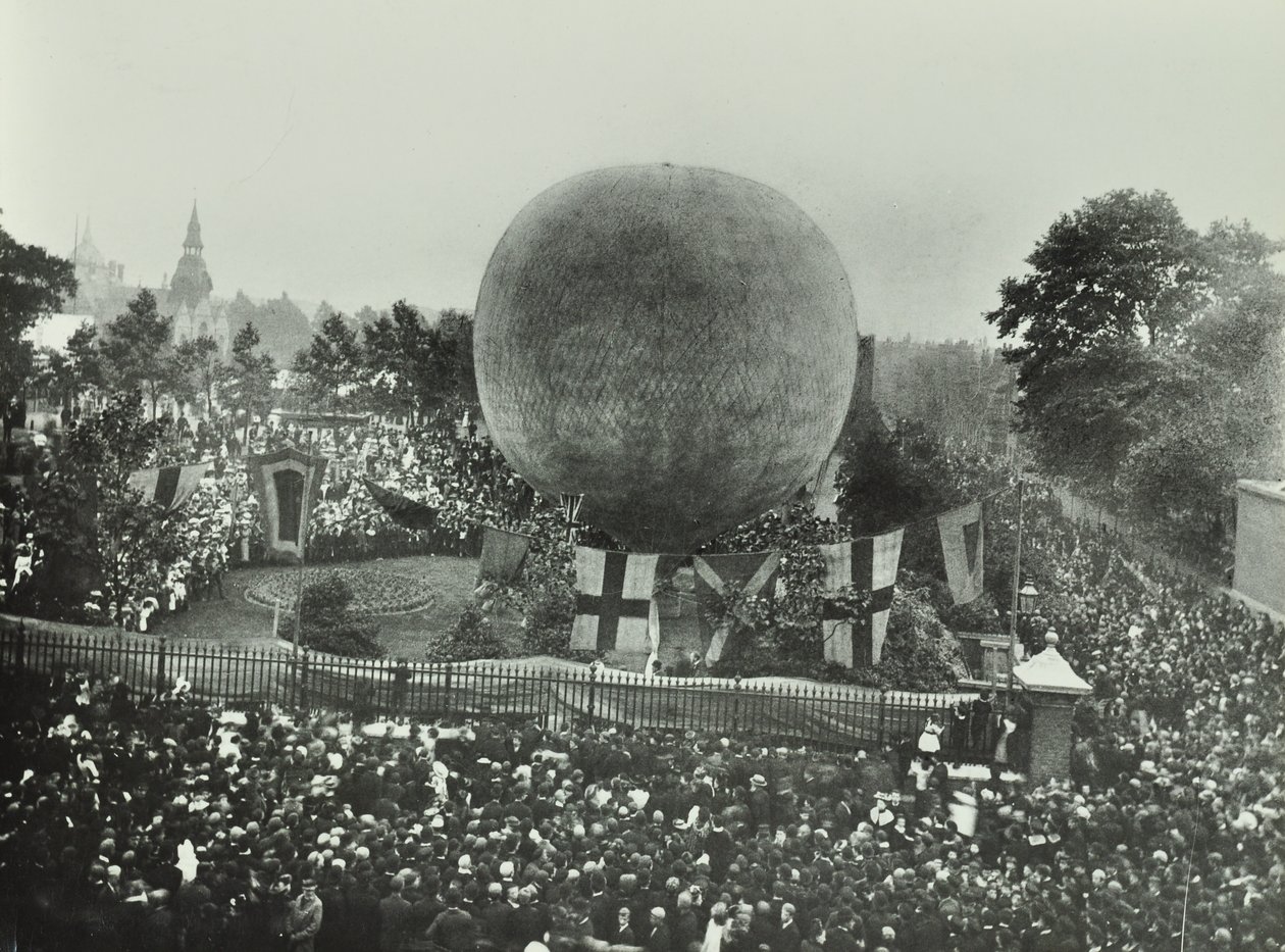 Poplar Recreation Ground : foule regardant un ballon à air chaud, 1892 - English Photographer