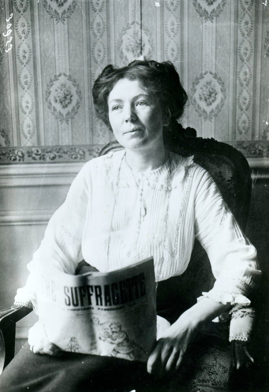 Portrait de Christabel Pankhurst lisant un exemplaire de The Suffragette vers 1905 - English Photographer