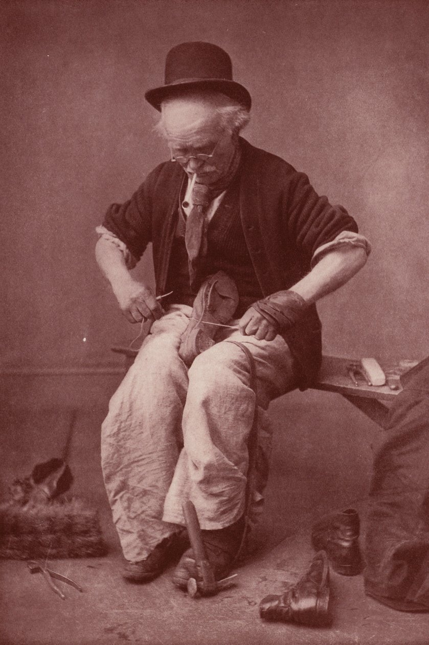 Cordonnier au travail (photo n/b) - English Photographer