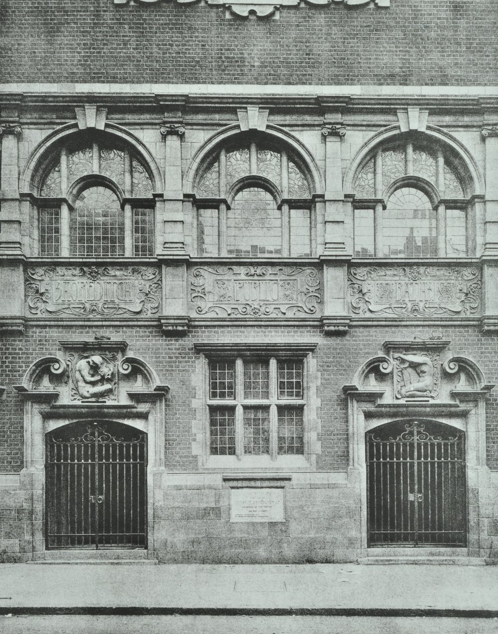 Bains publics de Shoreditch: extérieur, 1898 - English Photographer