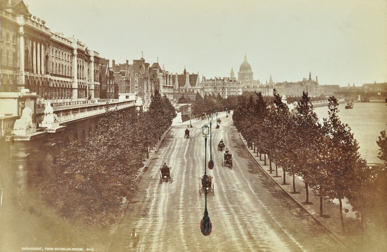 Somerset House, Victoria Embankment, Westminster : vue vers le nord depuis Waterloo Bridge, 1895 - English Photographer