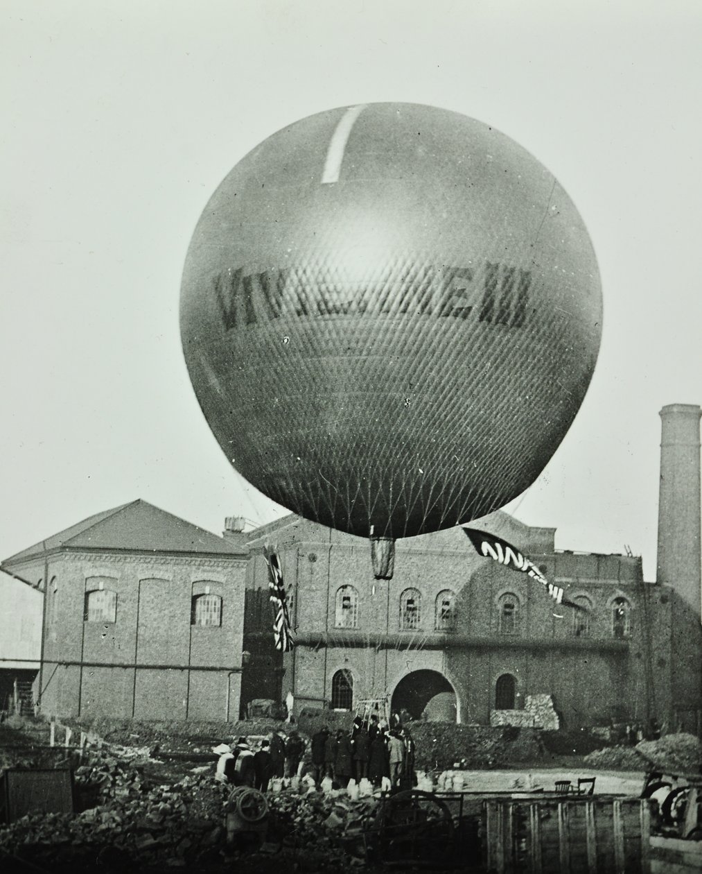 Ballon Vivienne III devant la Wandsworth Gas Company, 1898 - English Photographer