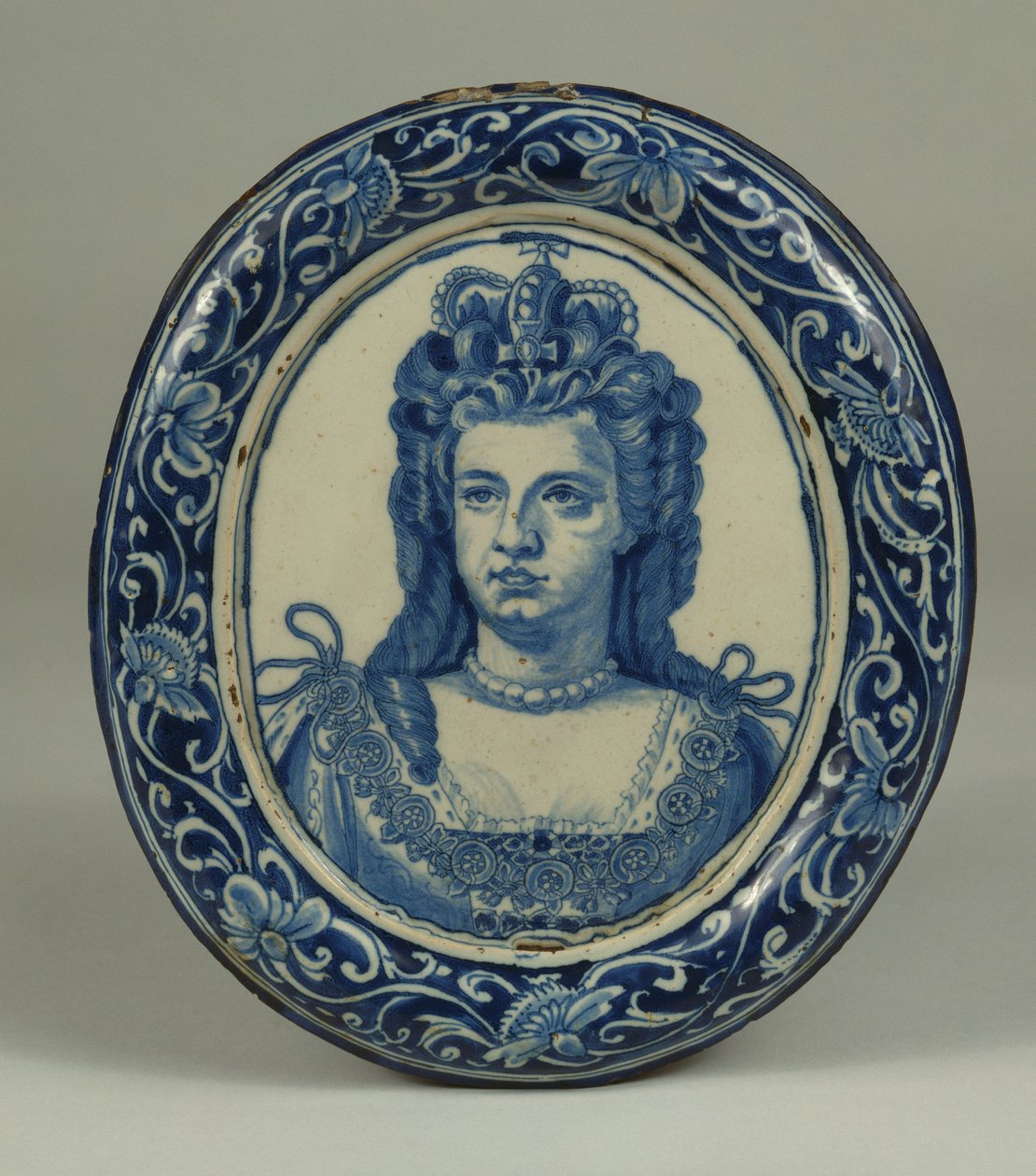 Plaque ovale en faïence bleue et blanche de Delft avec un portrait royal de la reine Anne, probablement Londres, vers 1705 - English School
