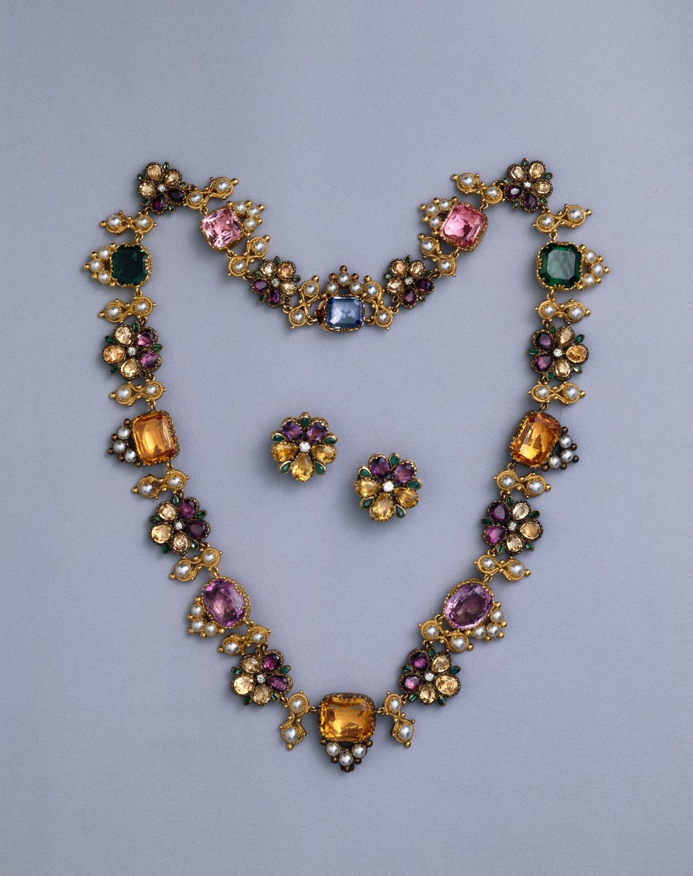 Un collier en or et bijoux de la Régence serti de topazes coussin, améthystes, tourmalines roses, émeraudes, saphirs et péridots, avec une paire de boucles d