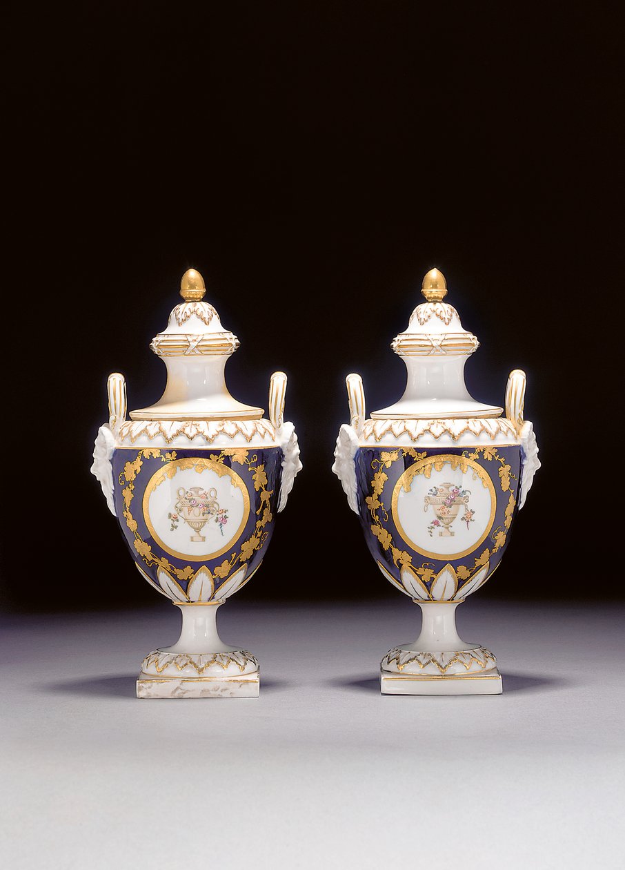 Paire de vases à deux anses de Chelsea-Derby et deux couvercles, c.1775 - English School