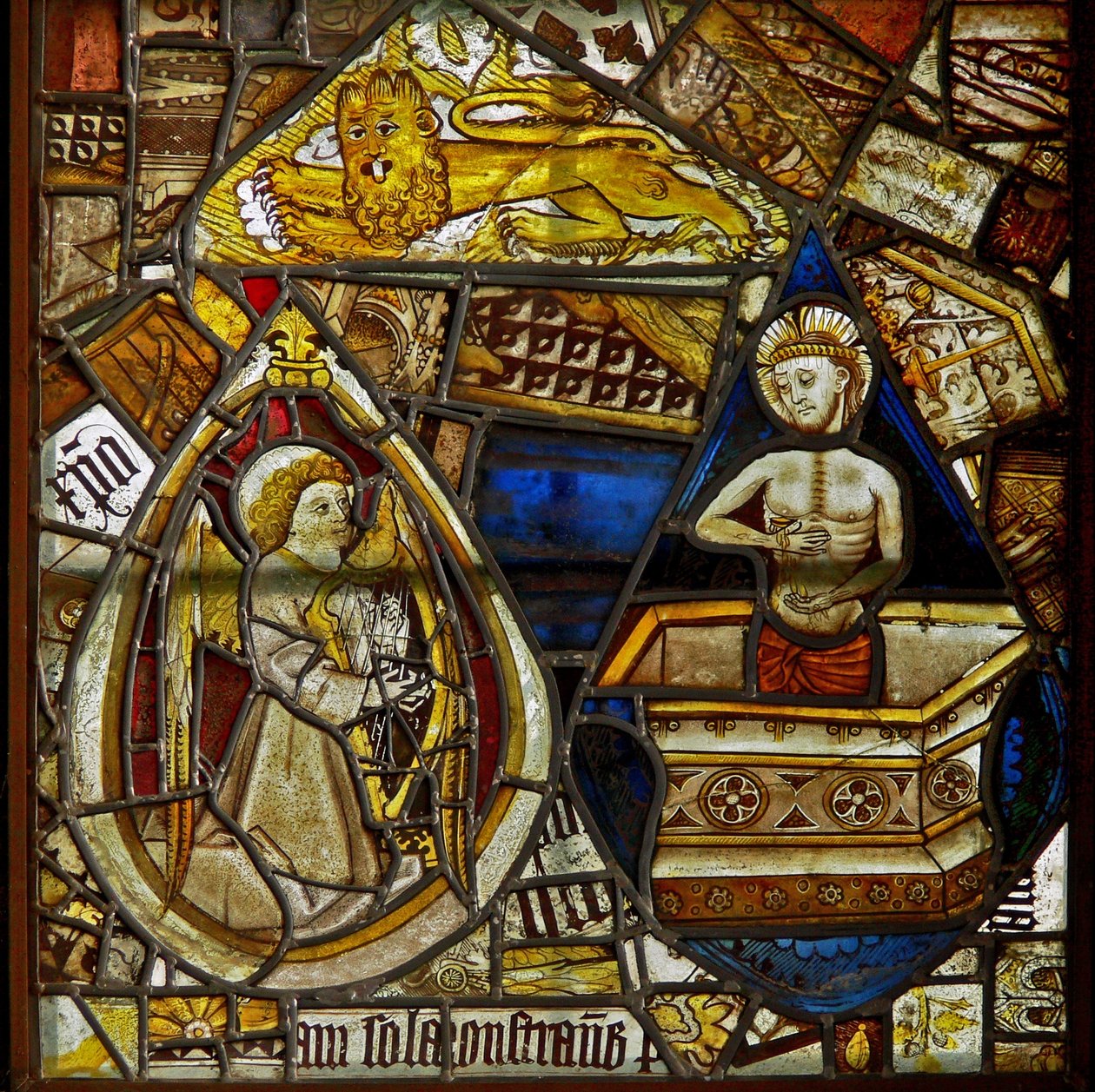 Un panneau dans la fenêtre est représentant le Christ de Pitié sortant du tombeau ; aussi un ange musicien avec une harpe et le lion de Saint Marc parmi des fragments - English School