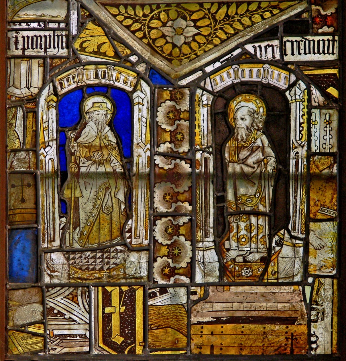 Un panneau dans la fenêtre est représentant Saint Jacques avec Saint Paul avec la plante Gromwell au-dessus - English School