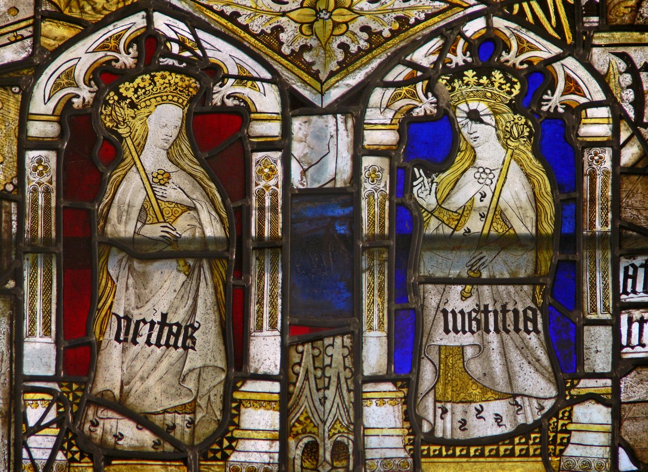 Un panneau dans la fenêtre est représentant les Vertus Cardinales : Vérité (Veritas) et Justice (Iustitia) - English School
