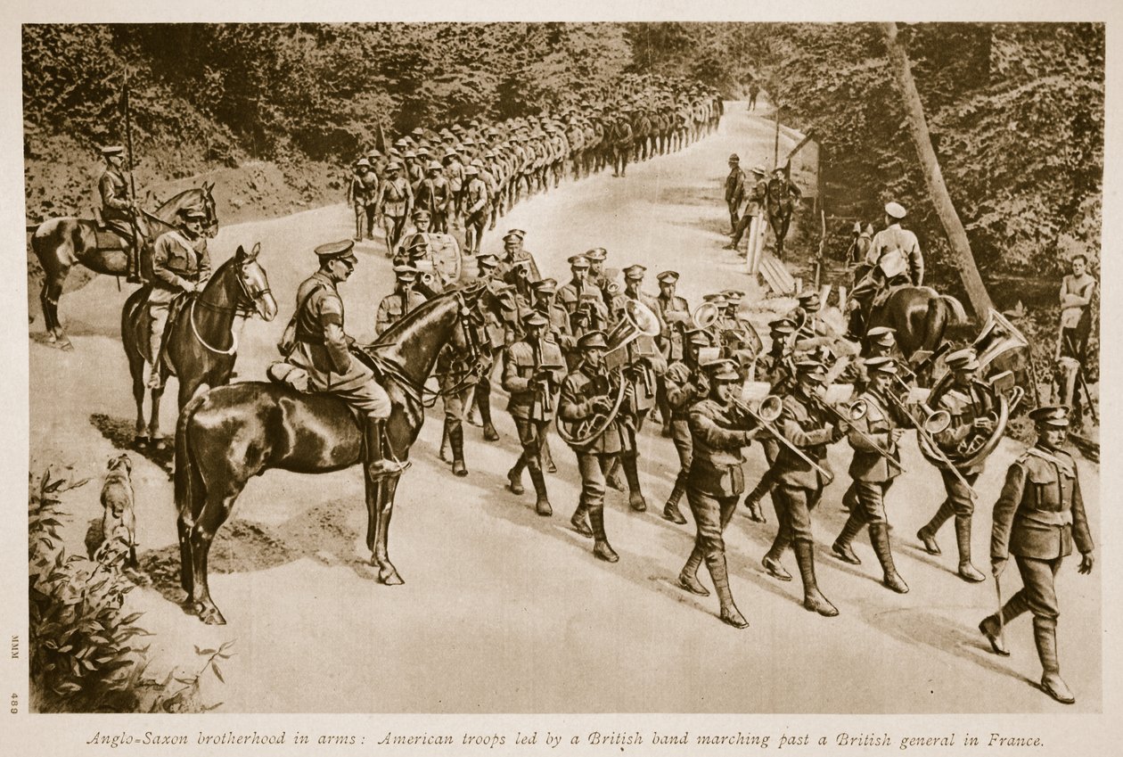 Fraternité anglo-saxonne en armes : troupes américaines dirigées par une fanfare britannique défilant devant un général britannique en France, 1914-19 - English School