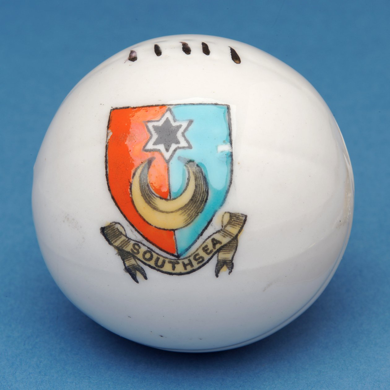 Souvenir armorial miniature de football avec transfert du blason de Southsea (céramique) - English School