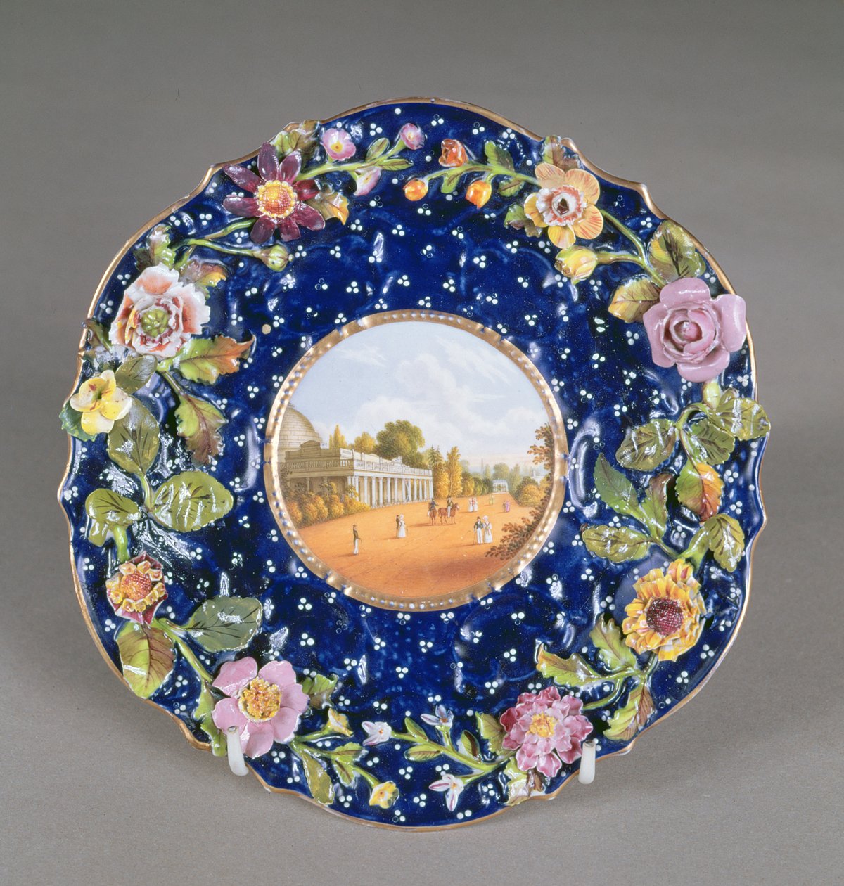Assiette de Worcester de Chamberlain avec fleur incrustée et vue de la salle des pompes de Montpellier, Cheltenham, 1820 - English School