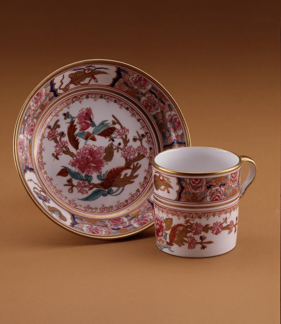 Tasse à café de style chinois et soucoupe, Spode, Staffordshire, vers 1800 - English School