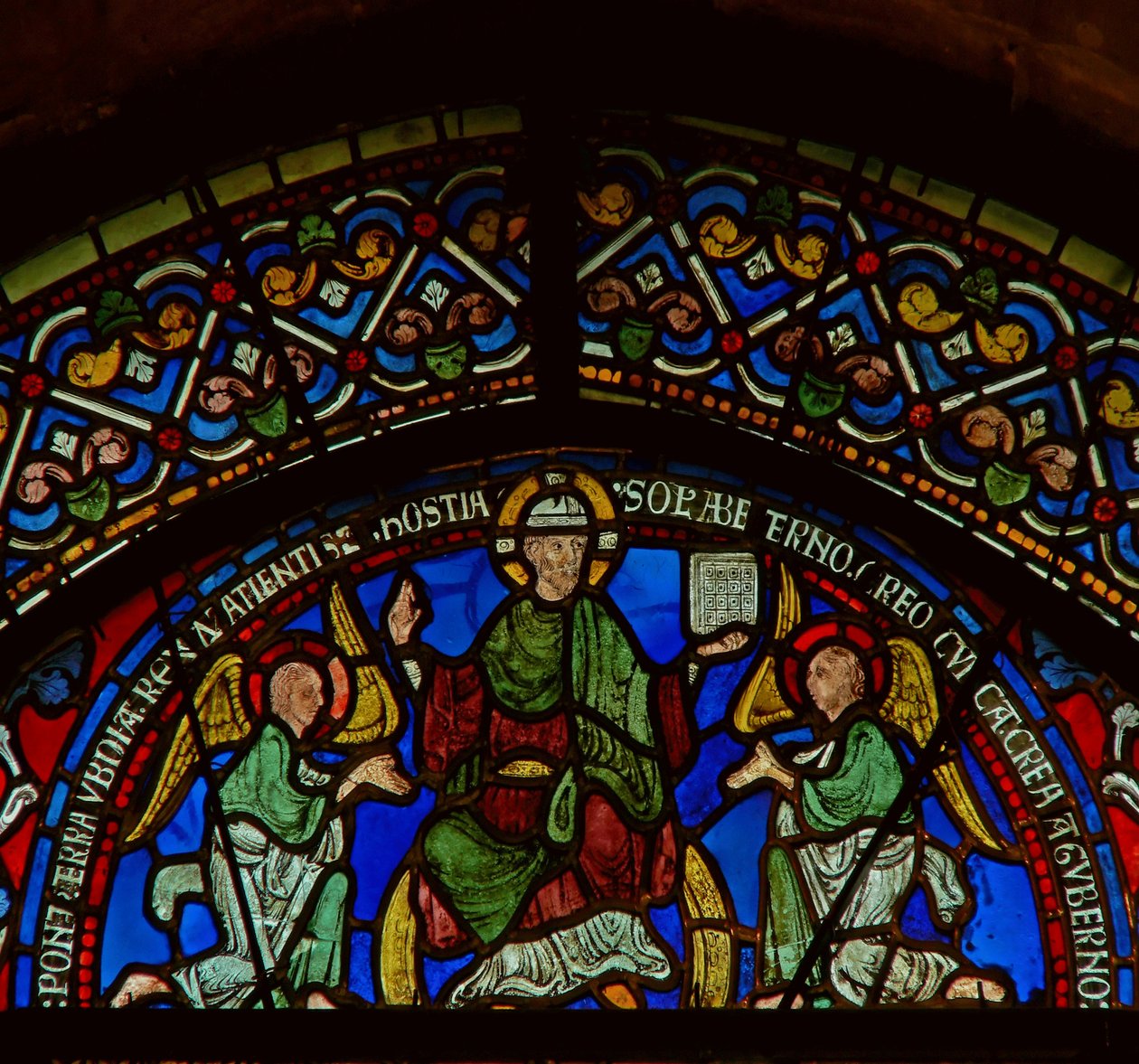 Détail de la fenêtre est de la chapelle de la Trinité représentant le Christ en gloire - English School