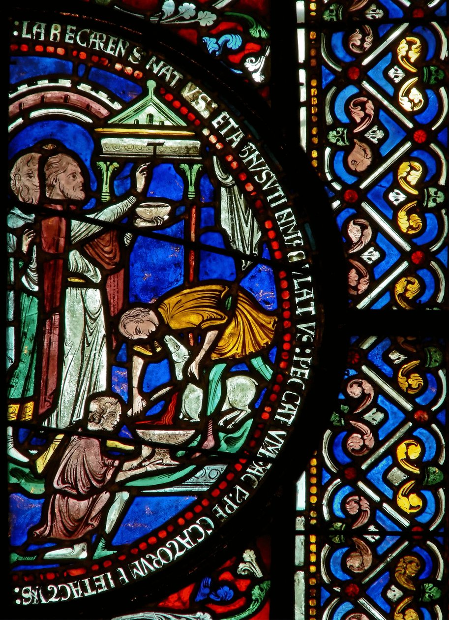 Détail de la fenêtre est de la chapelle de la Trinité représentant la Pâque et le signe Tau - English School
