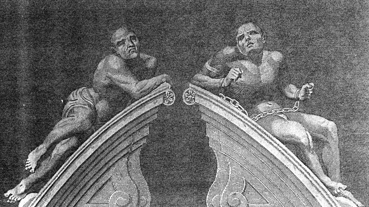 Figures au-dessus de la porte de l