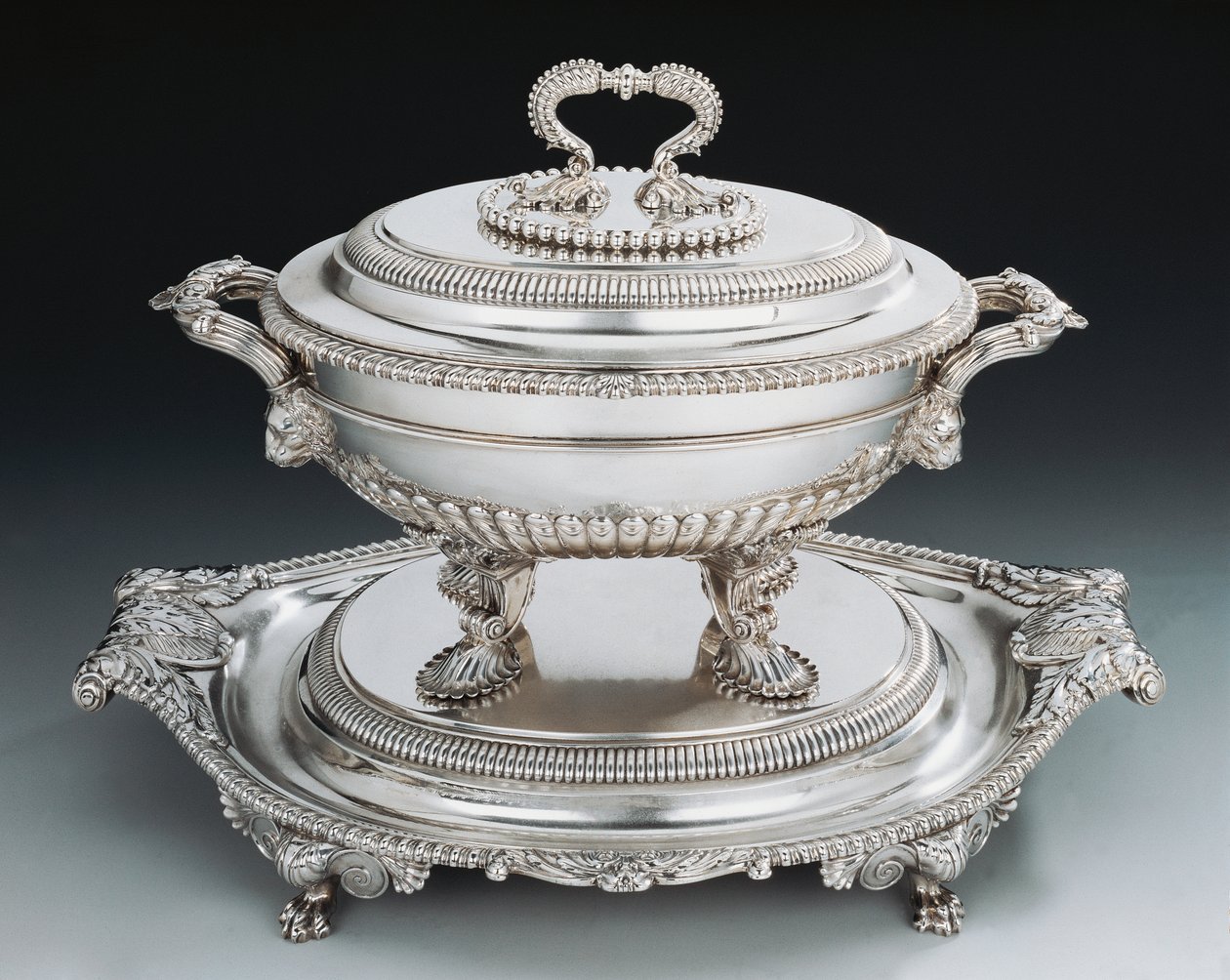Soupière en argent de style George III avec plateau - English School
