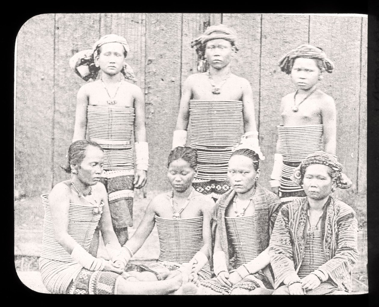 Diapositive de lanterne magique montrant des femmes de la tribu Sea Dyas, Bornéo vers 1900 - English School