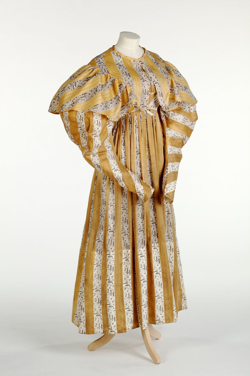 Robe en mousseline avec motif abstrait mauve imprimé dans un design à rayures verticales jaunes et blanches, c.1820-30 - English School