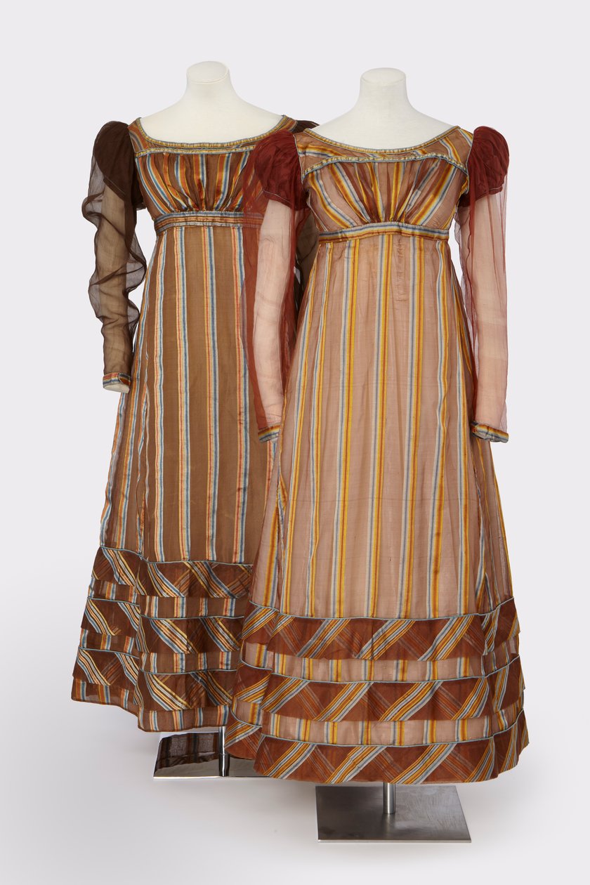 Paire de robes assorties portées par deux sœurs au 
