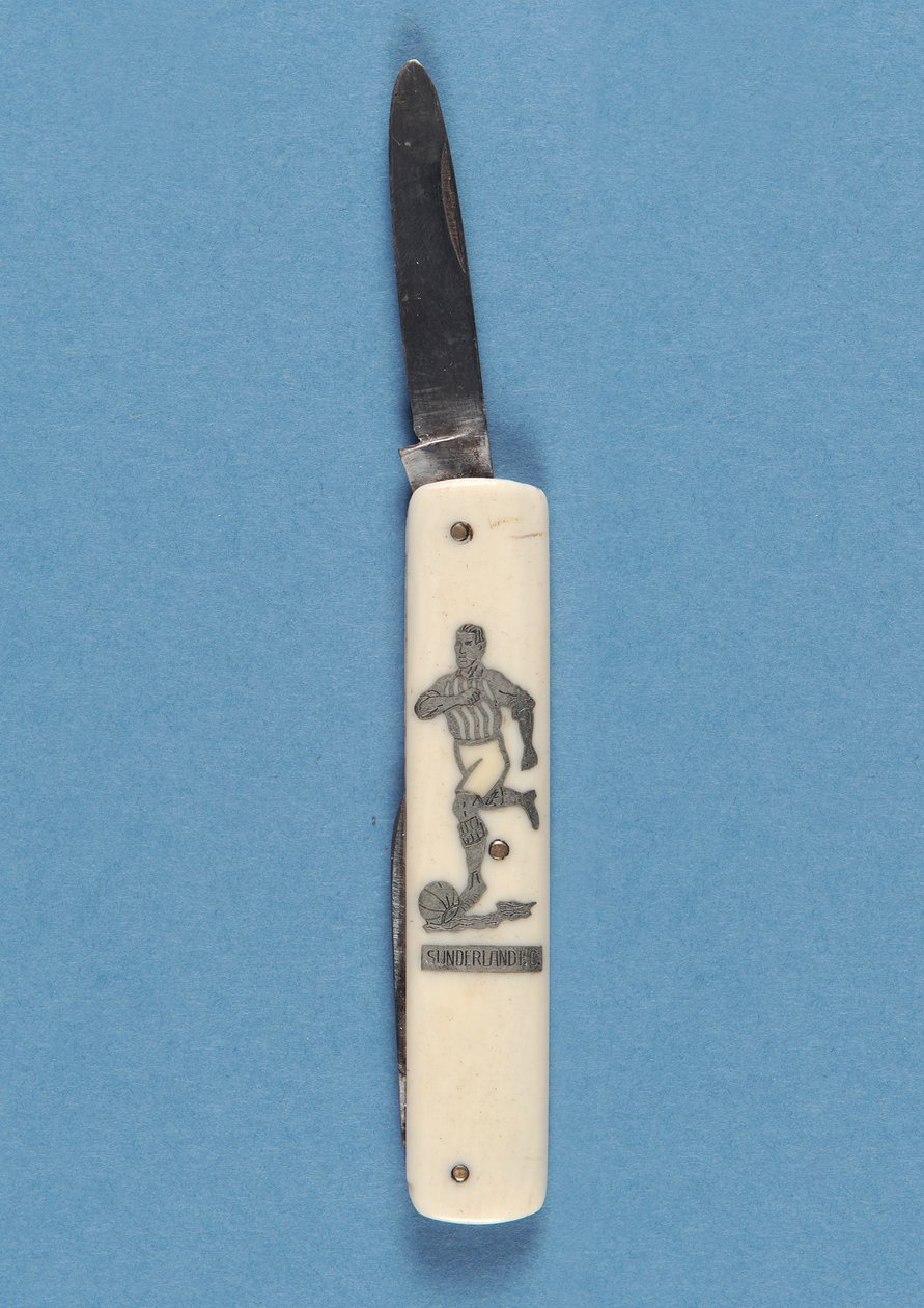 Canif représentant un footballeur - English School