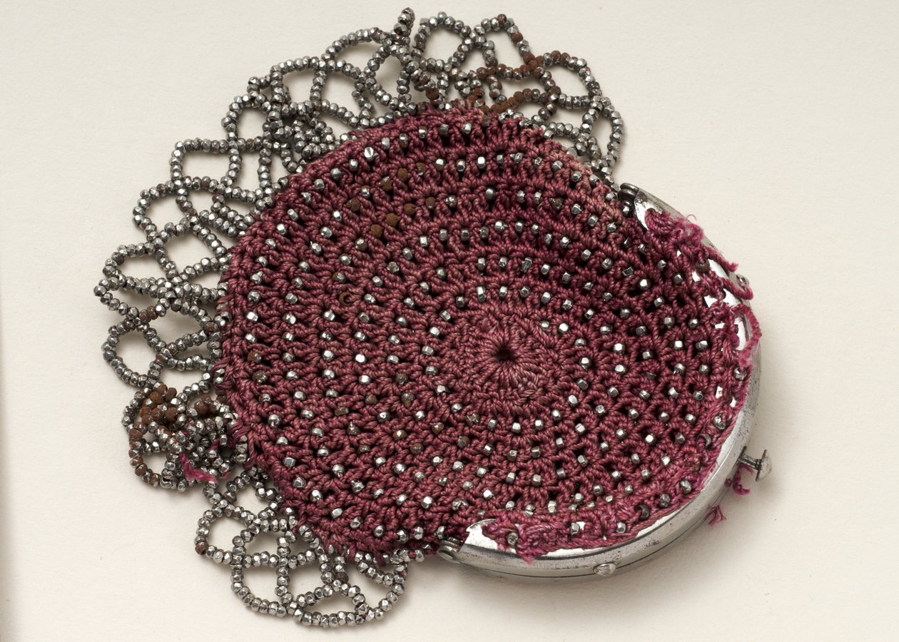 Sac rose avec fermoir supérieur, décoration de perles et bordure en maille - English School