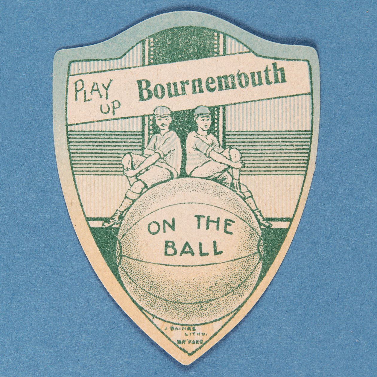 Jouez Bournemouth, carte Baines en forme de bouclier et deux footballeurs assis sur un grand ballon de football, 1888-89 - English School