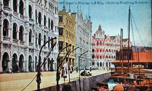 Carte postale représentant les bâtiments de Queen