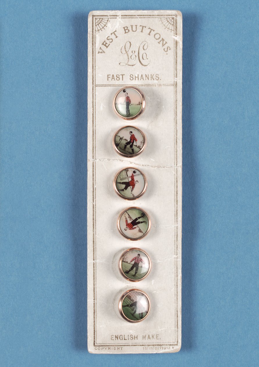 Ensemble de six boutons de gilet sur carte originale avec décorations photographiques de footballeurs - English School