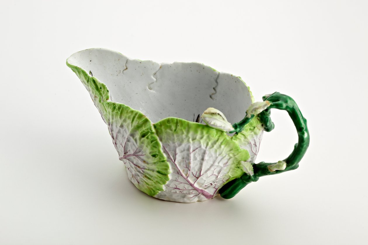 Saucière de Staffordshire formée de feuilles moulées et d