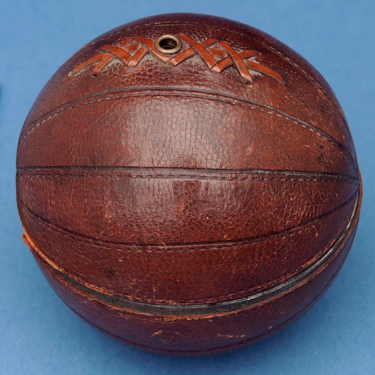 Distributeur de ficelle en forme de ballon de football - English School