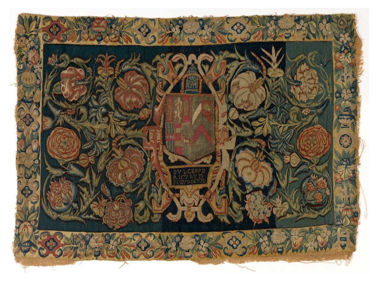 Longue housse de coussin en tapisserie représentant les armes de Walter Jones et de son épouse Eleanor Pope - English School