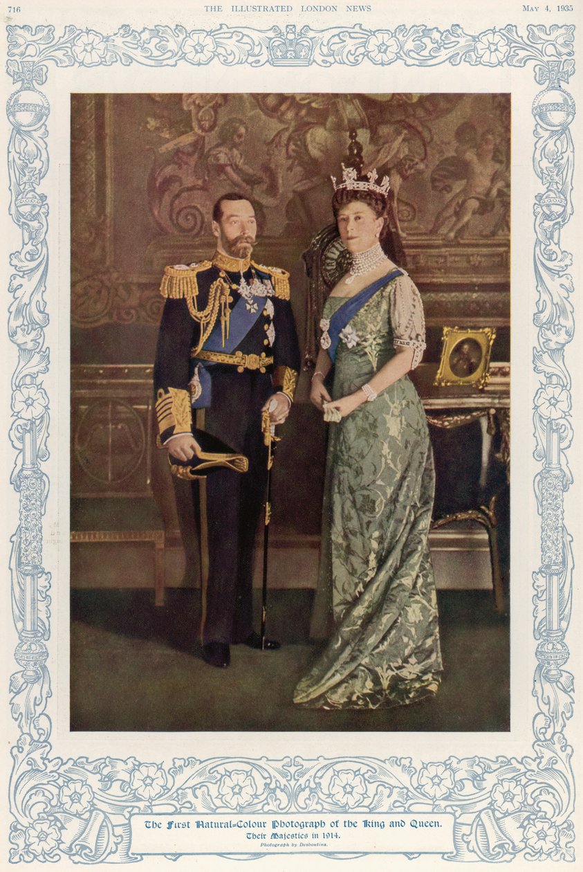La première photographie en couleur naturelle du roi George V (1865-1936) et de la reine Mary (1867-1953) en 1914, reproduite dans The Illustrated London News, 4 mai 1935 - English School