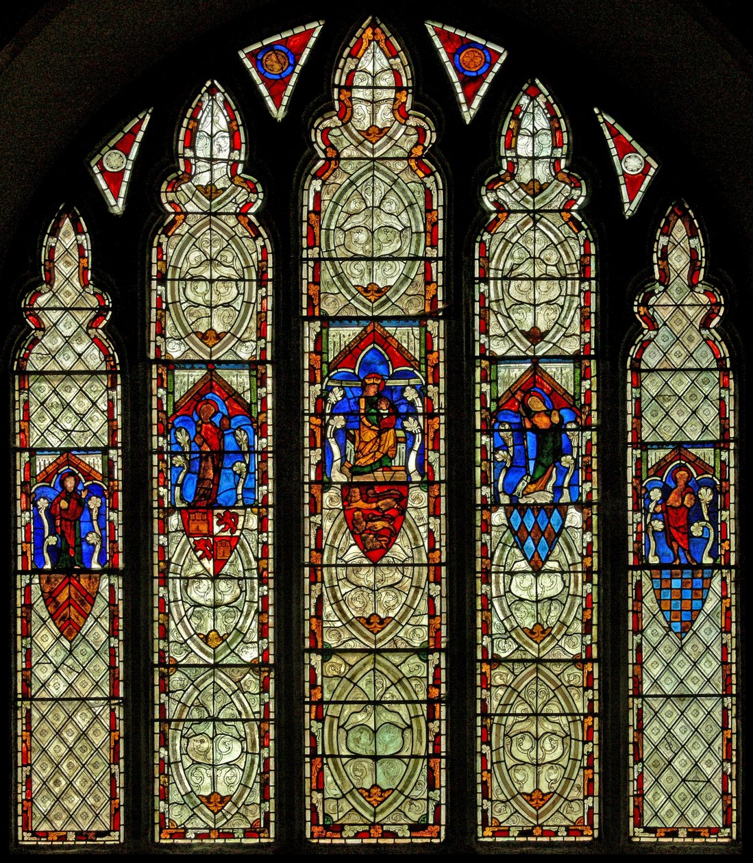 Fenêtre Ew représentant la Crucifixion et Sainte Marie, Saint Jean, Sainte Marie-Madeleine et Sainte Marguerite - English School