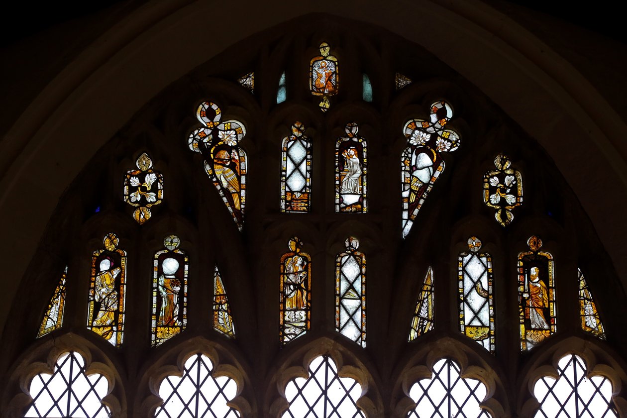 Fenêtre Ew représentant les lumières de la rosace avec Dieu, la Trinité, Saint Pierre, Saint Paul, Sainte Catherine et Gabriel; et un oiseau - English School