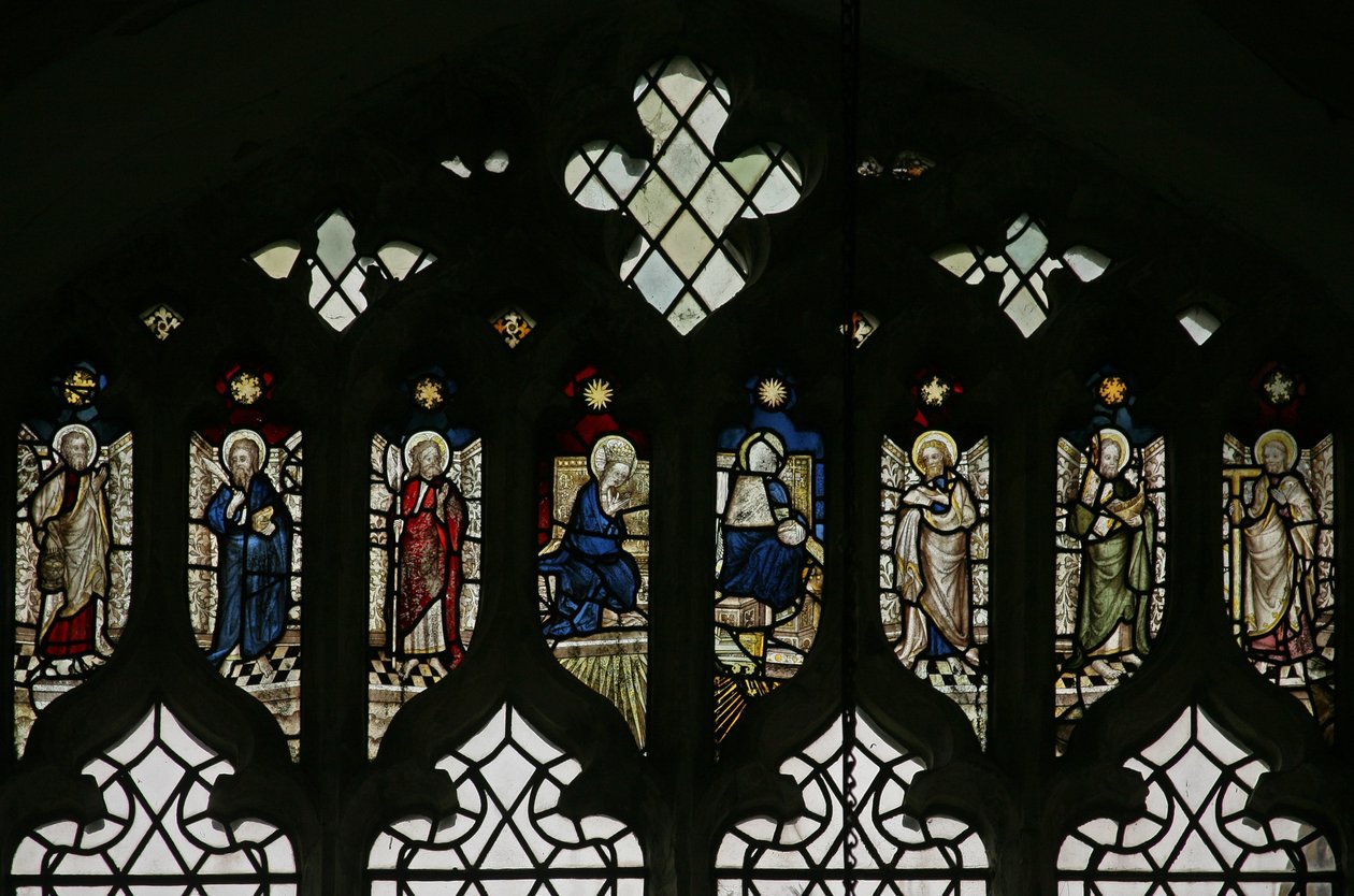 Fenêtre N5 représentant les lumières de la rosace avec une série de saints incluant Philippe, Barthélemy, Mathias, Simon, Jude et Thomas avec le Couronnement de la Vierge au centre - English School