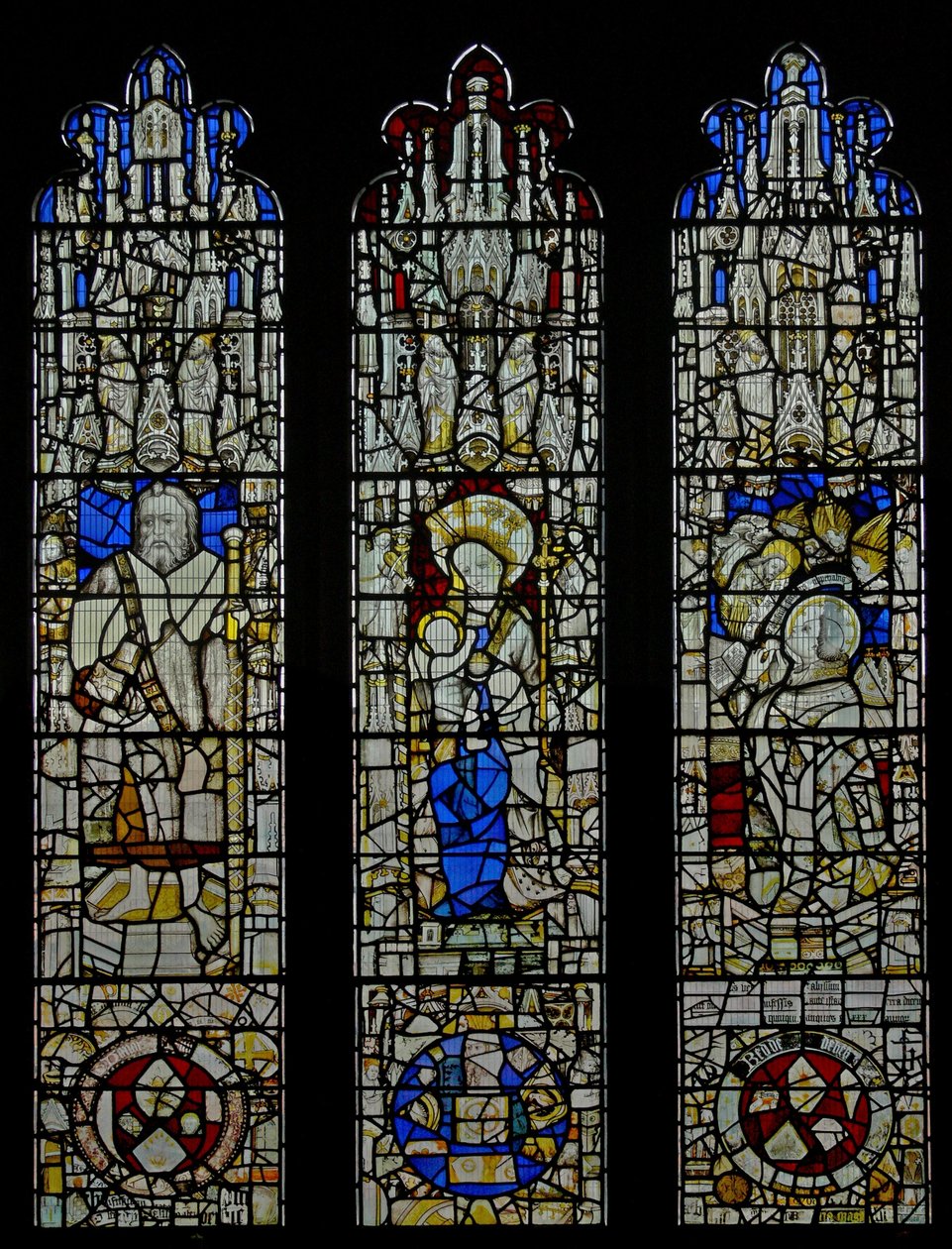 Fenêtre S6 représentant Saint Jacques, la Vierge et l