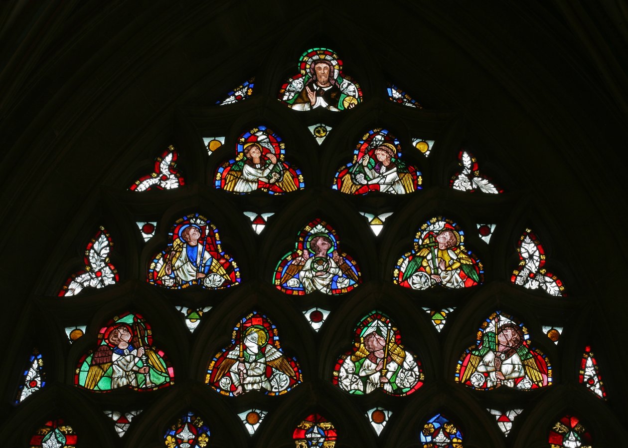 Fenêtre e-1 représentant le Christ avec des anges portant les Instruments de la Passion - English School