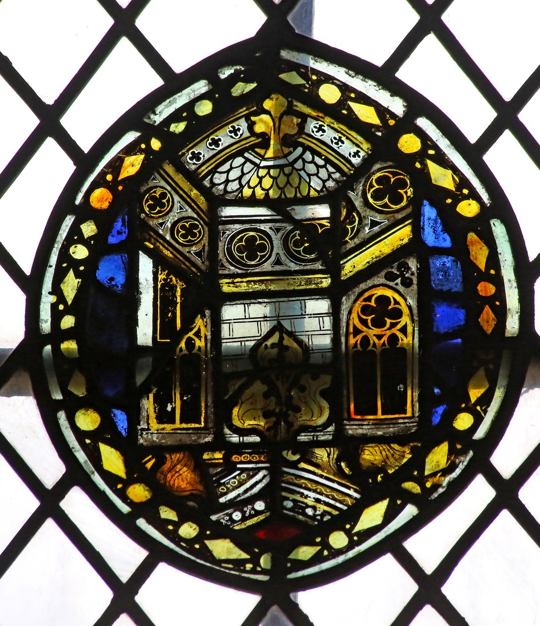 Fenêtre s4 représentant un écu avec un détail architectural - English School